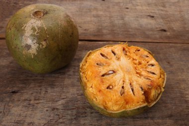 Güneydoğu Asa ahşap elma bael meyvesi Limonya asidissima sert kabuk yarısı et içinde meyve suyu malzemesi 