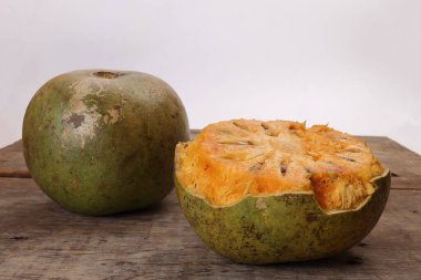 Güneydoğu Asa ahşap elma bael meyvesi Limonya asidissima sert kabuk yarısı et içinde meyve suyu malzemesi 