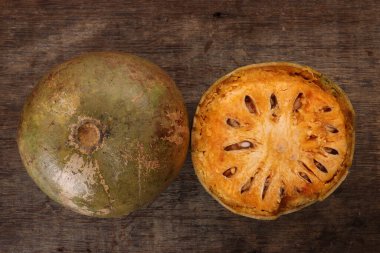 Güneydoğu Asa ahşap elma bael meyvesi Limonya asidissima sert kabuk yarısı et içinde meyve suyu malzemesi 