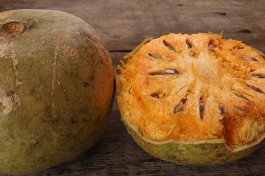 Güneydoğu Asa ahşap elma bael meyvesi Limonya asidissima sert kabuk yarısı et içinde meyve suyu malzemesi 