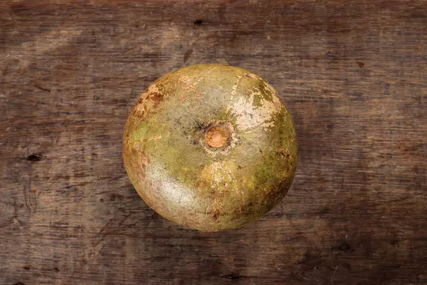 Güneydoğu Asa ahşap elma bael meyvesi Limonya asidissima sert kabuk yarısı et içinde meyve suyu malzemesi 