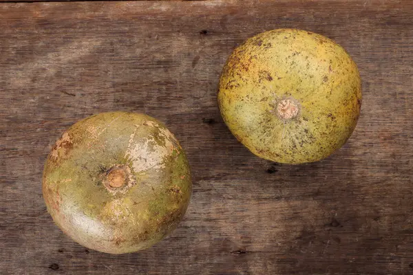 Güneydoğu Asa ahşap elma bael meyvesi Limonya asidissima sert kabuk yarısı et içinde meyve suyu malzemesi 