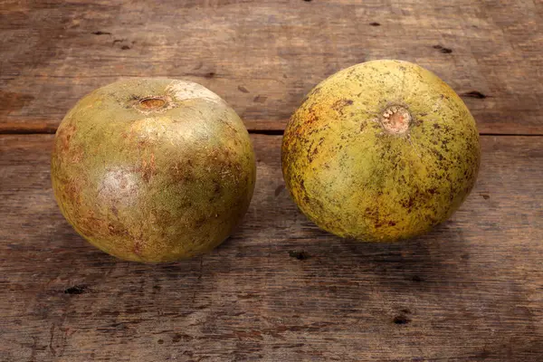 Güneydoğu Asa ahşap elma bael meyvesi Limonya asidissima sert kabuk yarısı et içinde meyve suyu malzemesi 