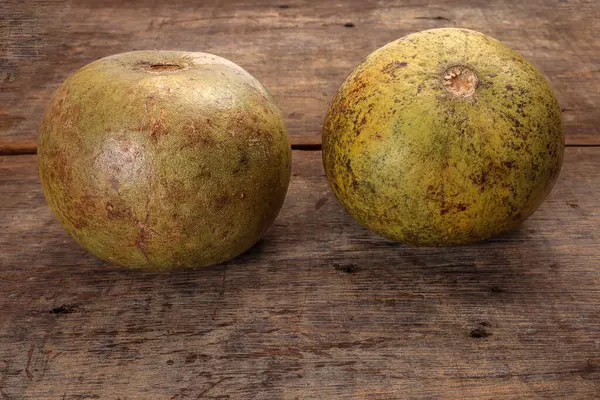 Güneydoğu Asa ahşap elma bael meyvesi Limonya asidissima sert kabuk yarısı et içinde meyve suyu malzemesi 