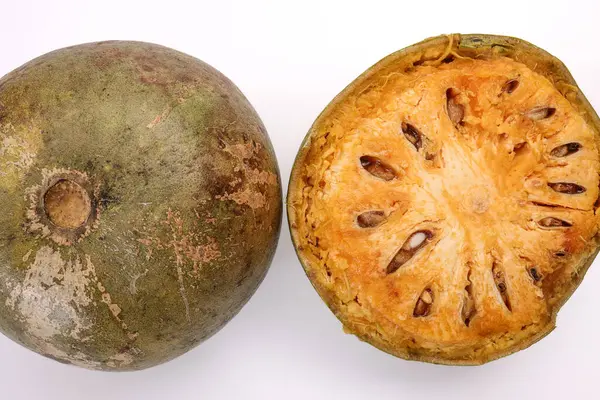 Güneydoğu Asa ahşap elma bael meyvesi Limonya asidissima sert kabuk yarısı et içinde meyve suyu malzemesi 