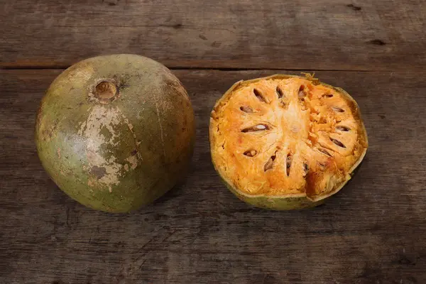 Güneydoğu Asa ahşap elma bael meyvesi Limonya asidissima sert kabuk yarısı et içinde meyve suyu malzemesi 