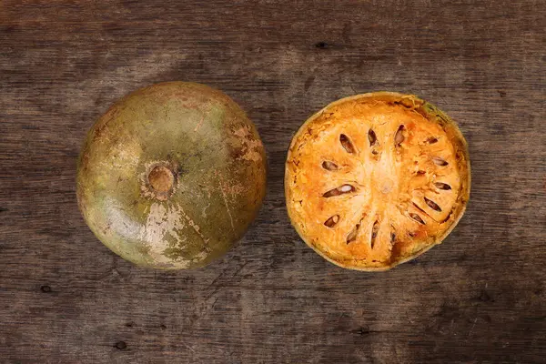 Güneydoğu Asa ahşap elma bael meyvesi Limonya asidissima sert kabuk yarısı et içinde meyve suyu malzemesi 