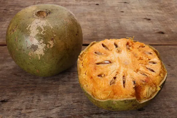 Güneydoğu Asa ahşap elma bael meyvesi Limonya asidissima sert kabuk yarısı et içinde meyve suyu malzemesi 