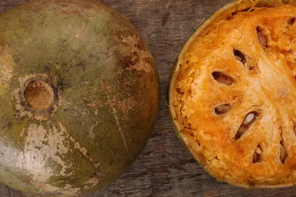 Güneydoğu Asa ahşap elma bael meyvesi Limonya asidissima sert kabuk yarısı et içinde meyve suyu malzemesi 