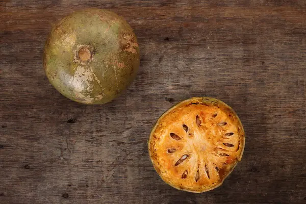 Güneydoğu Asa ahşap elma bael meyvesi Limonya asidissima sert kabuk yarısı et içinde meyve suyu malzemesi 