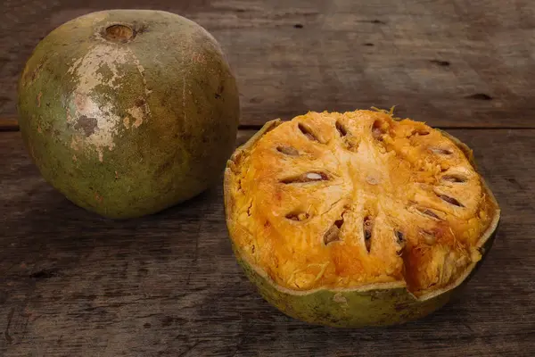 Güneydoğu Asa ahşap elma bael meyvesi Limonya asidissima sert kabuk yarısı et içinde meyve suyu malzemesi 