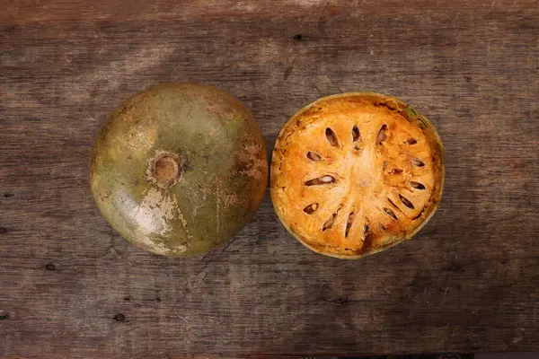 Güneydoğu Asa ahşap elma bael meyvesi Limonya asidissima sert kabuk yarısı et içinde meyve suyu malzemesi 