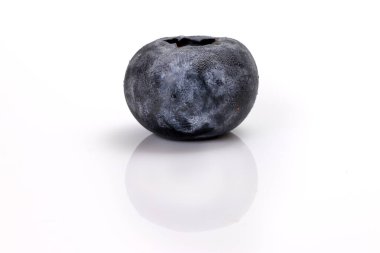 Taze olgun bütün yaban mersini beyaz arka planda mavi dut 