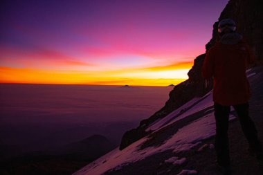 Amanecer on cumbre del iztaccihuatl viendo las nubes