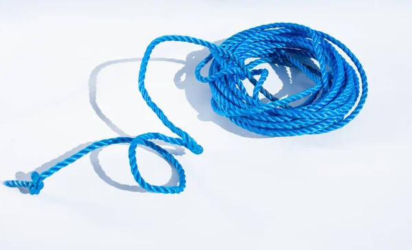 白色背景下隔离的蓝色绳子的近景 — 图库照片