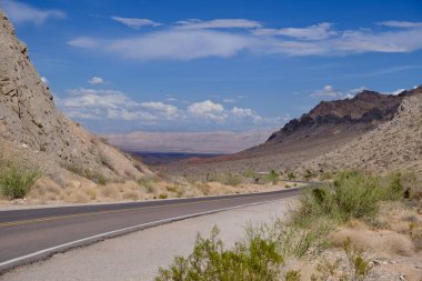 Dağların arasından yol