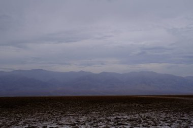 Dağları ve bulutları olan güzel bir manzara