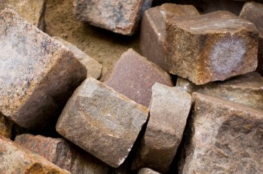 Sokakta duran gevşek granit kaldırım seti.