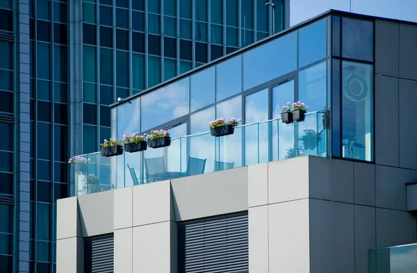 Modern apartmanın mimari detayları.