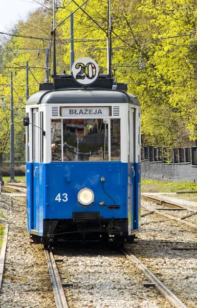 Poznan, Polonya, 23 Nisan 2022: Polonya 'nın Poznan kentinde küçük bir klasik tramvay.