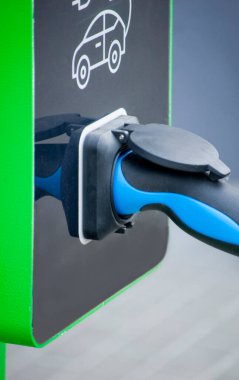 Elektrik kablosuyla elektrikli araba şarj ediliyor..