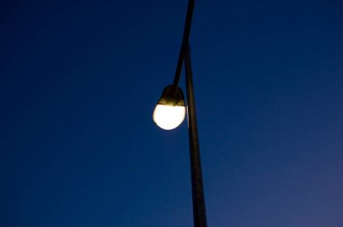 Akşam sokak lambası.