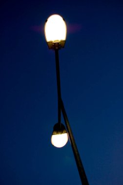 Akşam sokak lambası.