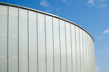 Modern binanın mimari detayları.