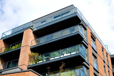 Modern binanın mimari detayları.