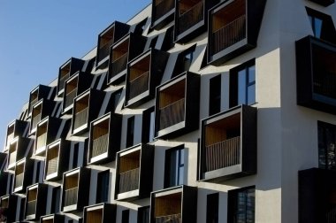 Modern binanın mimari detayları.