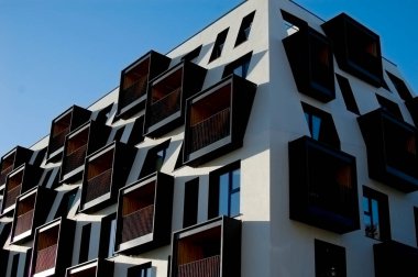 Modern binanın mimari detayları.