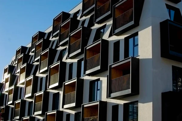 Modern binanın mimari detayları.