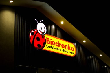 Tulce, Polonya - Kasım 2022: Biedronka - Polonya 'nın en büyük zincir süpermarketlerinden biri.