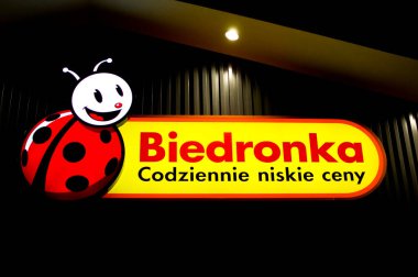 Tulce, Polonya - Kasım 2022: Biedronka - Polonya 'nın en büyük zincir süpermarketlerinden biri.