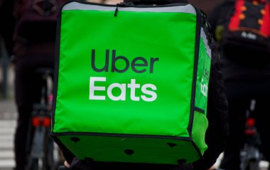 Poznan, Polonya - Kasım 2022: Uber Yemek Kuryesi.