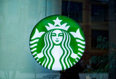 Poznan, Polonya - Kasım 2022: Starbucks - Dünyanın en büyük zincirli kahvecilerinden biri..