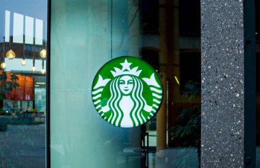 Poznan, Polonya - Kasım 2022: Starbucks - Dünyanın en büyük zincirli kahvecilerinden biri..