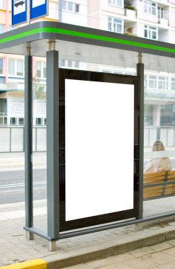 Tramvay durağındaki reklam panosu..