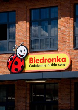 Mosina, Polonya - Ağustos 2022: Biedronka - Polonya 'nın en büyük zincir süpermarketlerinden biri.