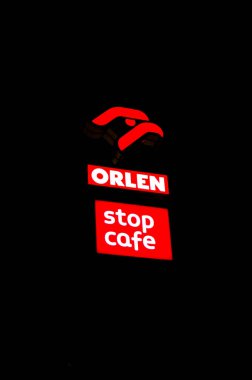 Poznan, Polonya, Kasım 2022: Polonyalı petrol şirketi Orlen 'in gece işareti.