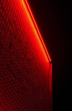 Kırmızı ışıklandırılmış modern bina detayları.