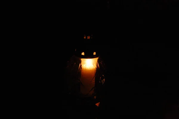 묘지에서 촛불을 밝히는 — 스톡 사진