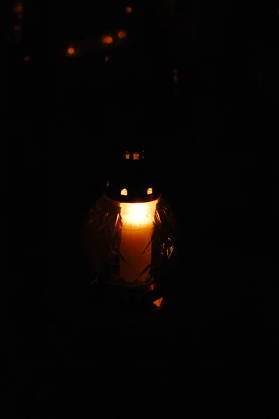 坟场上点燃的蜡烛 — 图库照片
