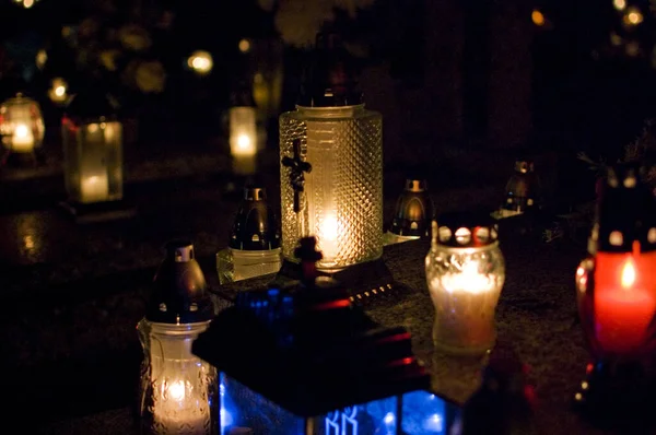 坟场上点燃的蜡烛 — 图库照片