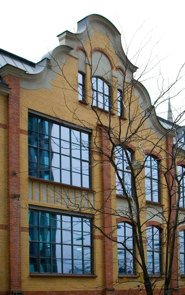 Altes Mietshaus Mit Großen Fenstern — Stockfoto