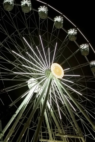 Освещённое Колесо Карусели Ночью — стоковое фото