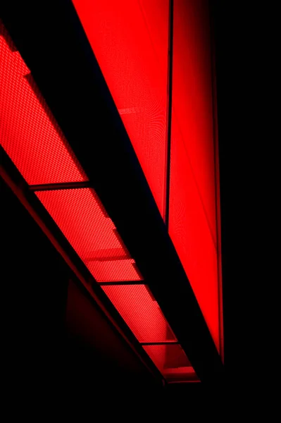 Vermelho Iluminado Detalhes Edifício Moderno — Fotografia de Stock