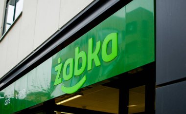 Poznan, Polonya - Aralık 2022: Zabka - Polonya 'nın en büyük market zincirlerinden biri.