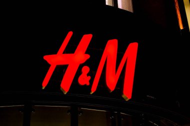 Poznan, Polonya - Aralık 2022: Geceleyin H & M mağaza tabelası.