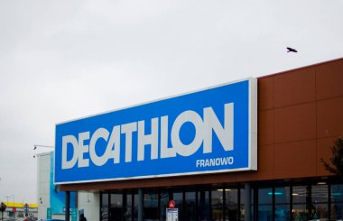Poznan, Polonya - Aralık 2022: DECATHLON mağaza logosu işareti.